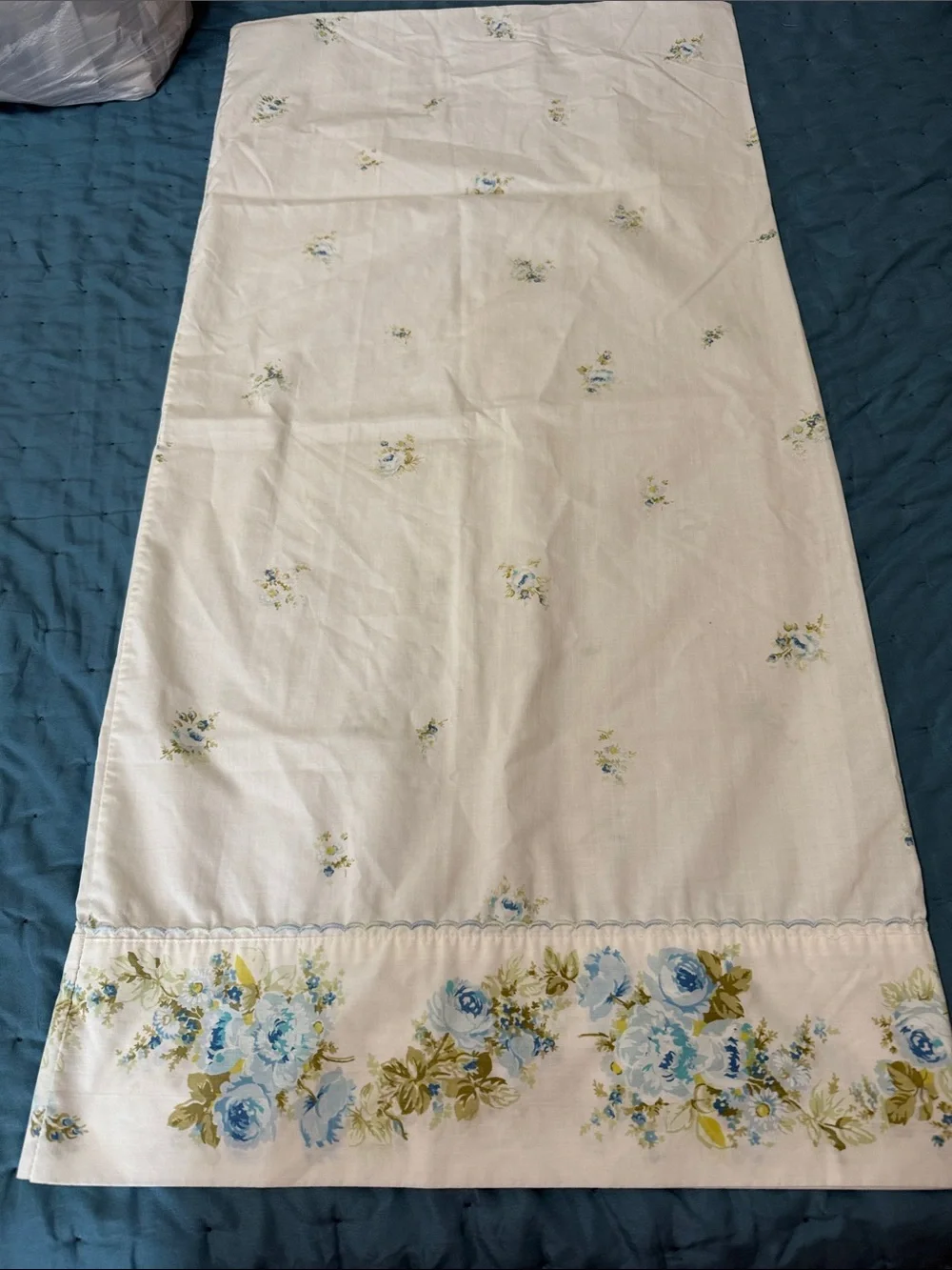 Floral king vtg pillow slip in White and Blue